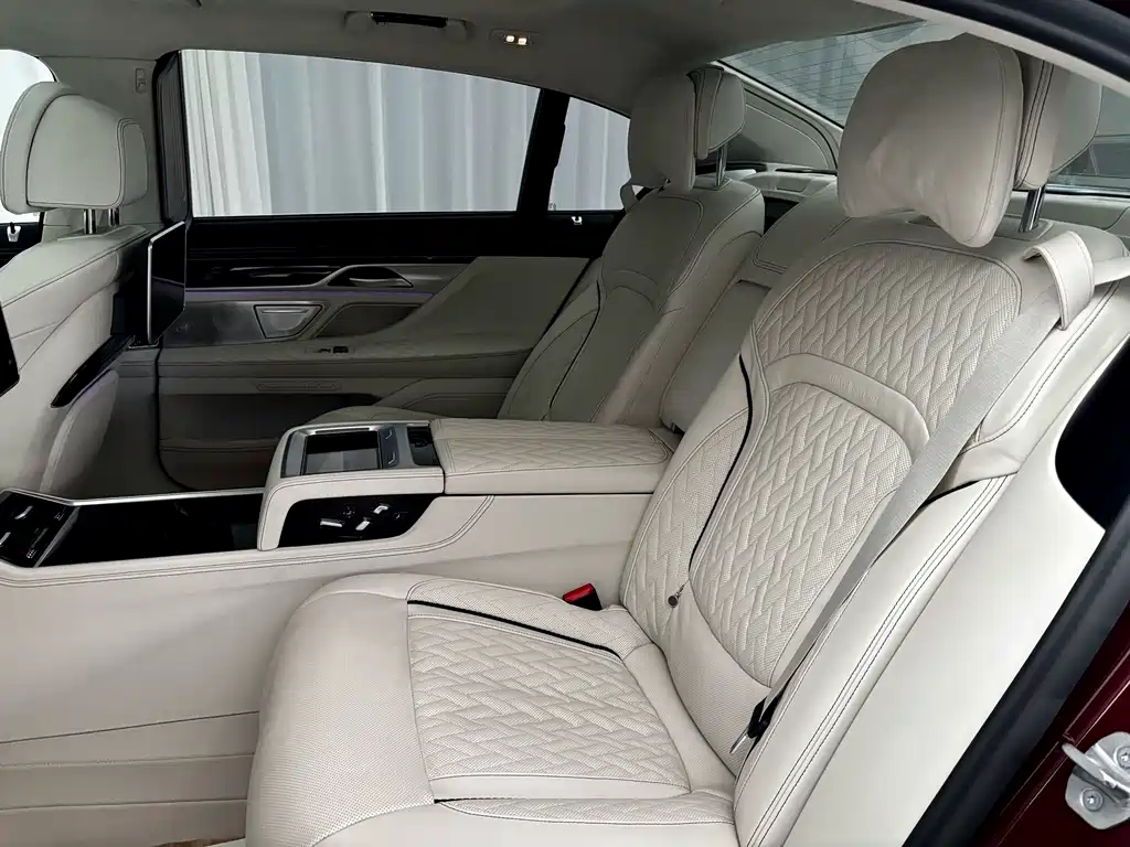 BMW 7 Series — миниатюра 17