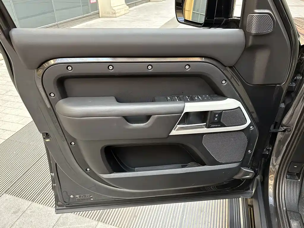 Land Rover Defender — миниатюра 17