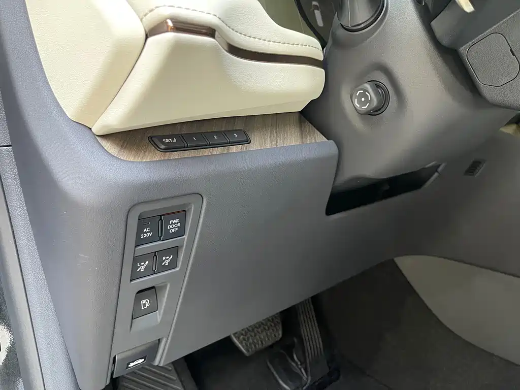 Lexus LM — миниатюра 17