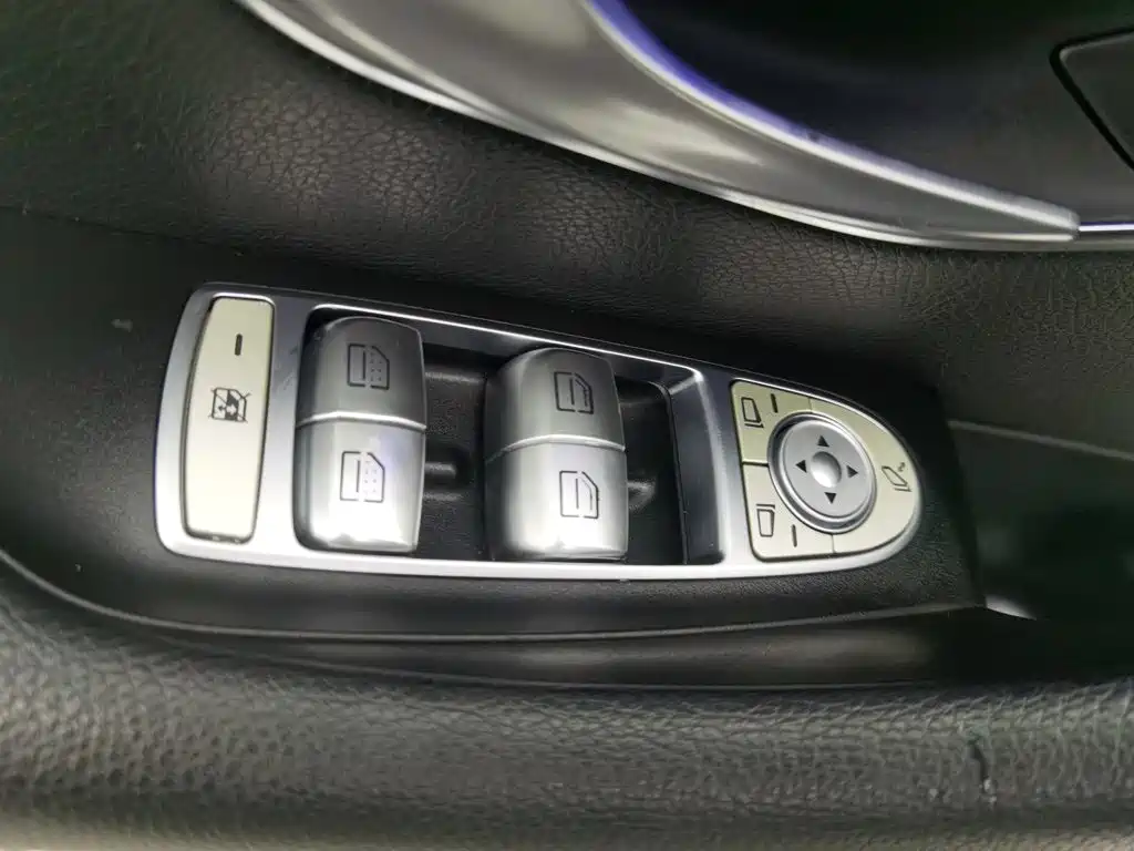 Mercedes-Benz E-Class — миниатюра 9