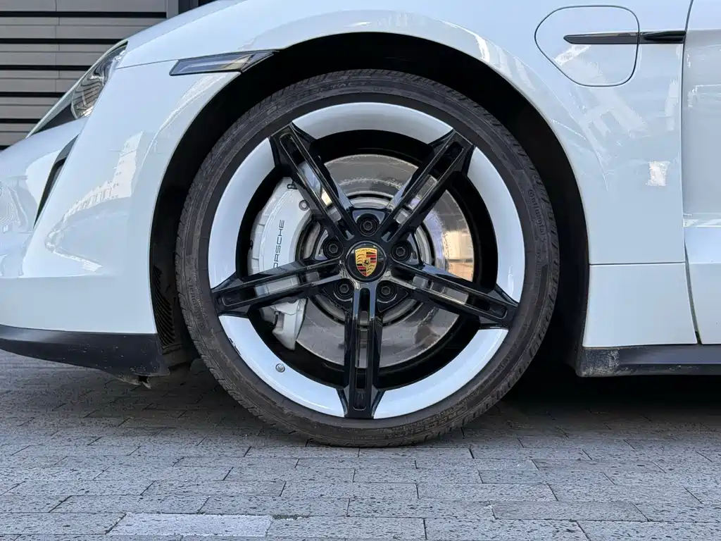Porsche Taycan — миниатюра 7