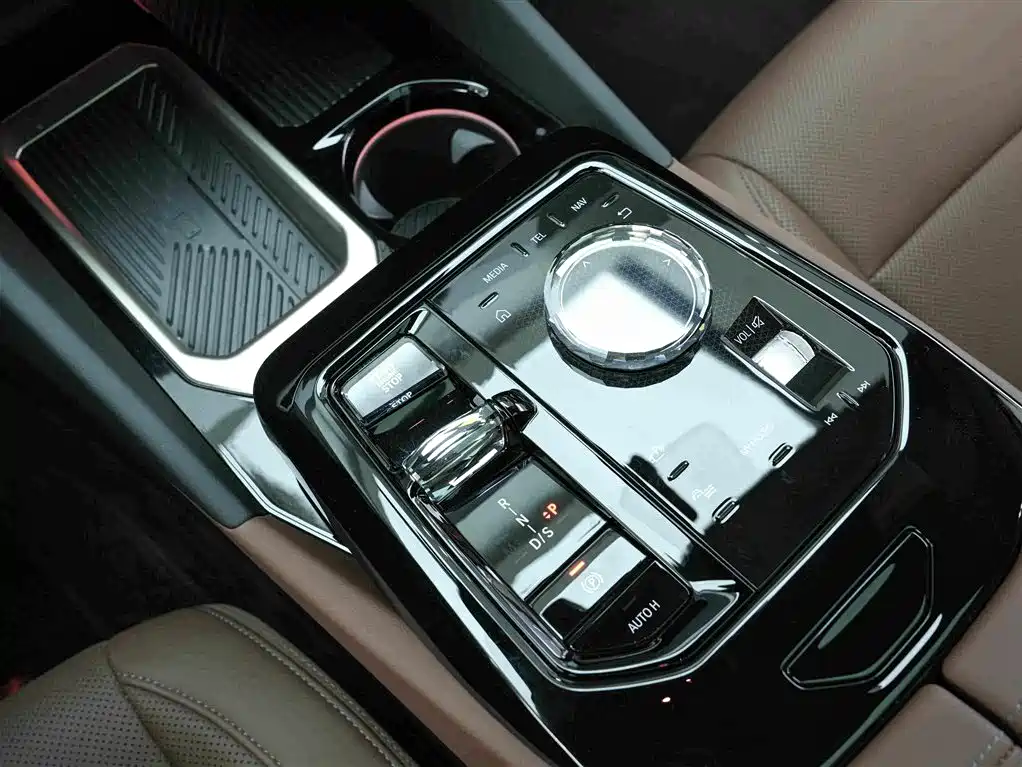 BMW 5 Series — миниатюра 10