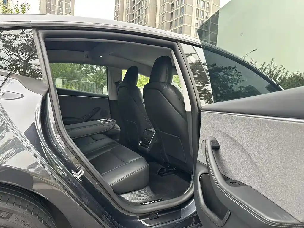 Tesla Model 3 — миниатюра 4