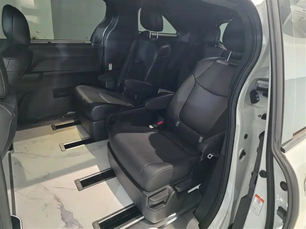 Toyota Granvia — миниатюра 5
