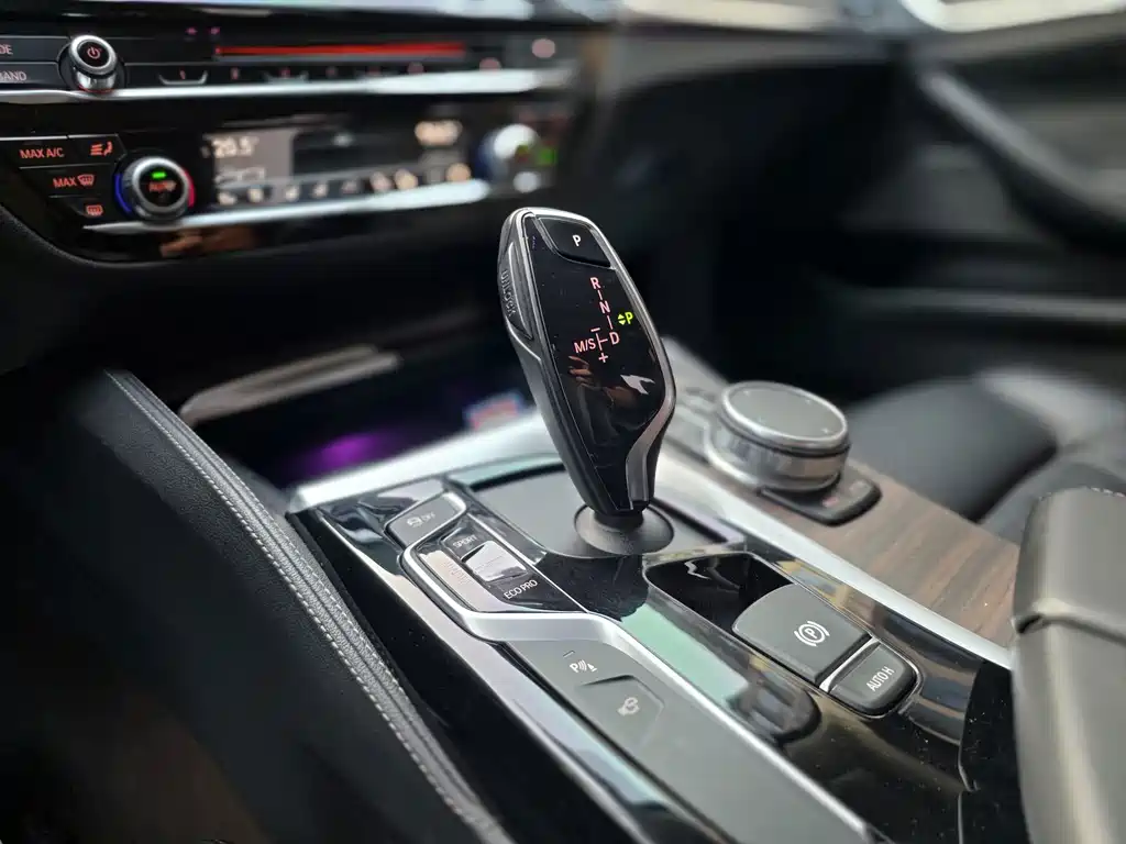 BMW 5 Series — миниатюра 21