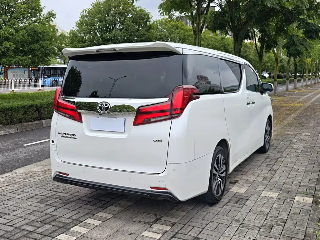 Toyota Alphard — миниатюра 13
