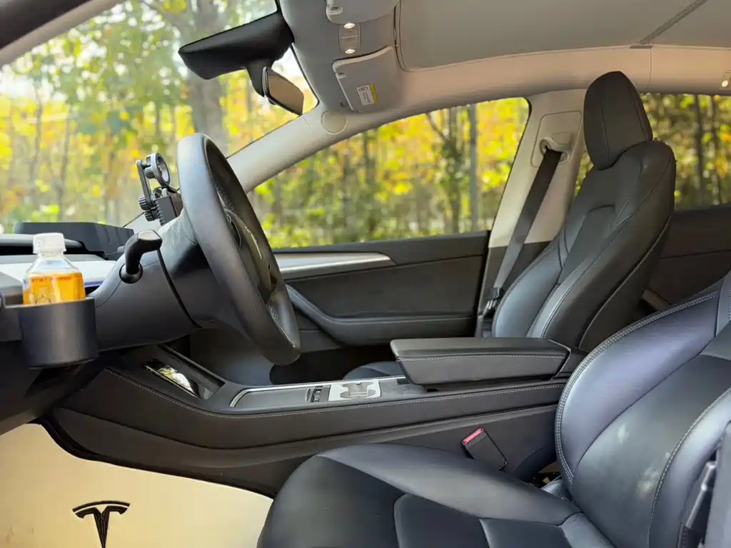 Tesla Model Y — миниатюра 4