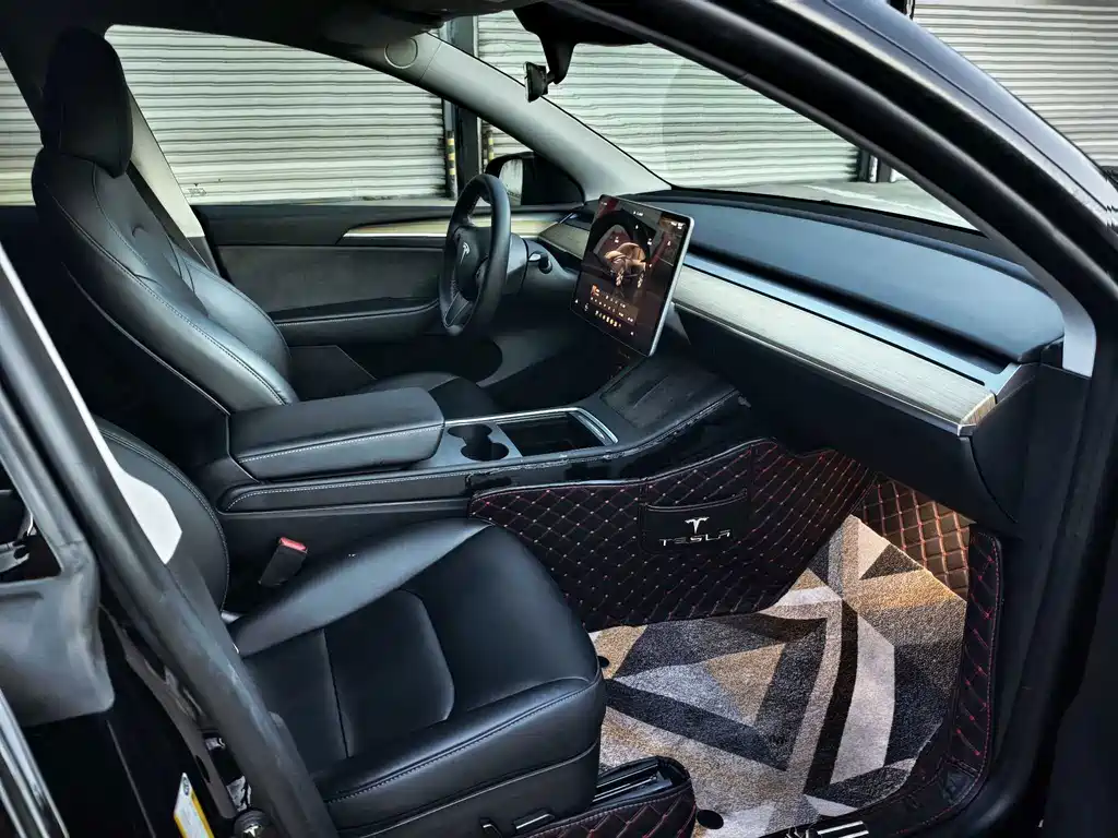 Tesla Model Y — миниатюра 9