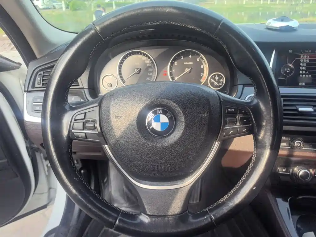 BMW 5 Series — миниатюра 3