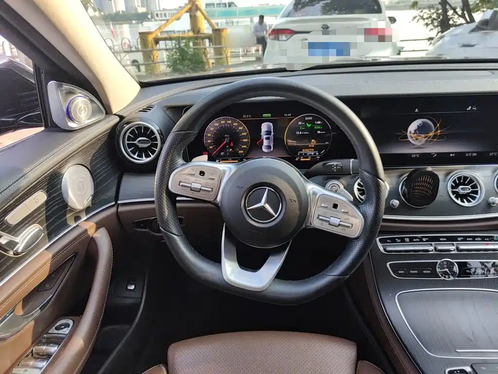 Mercedes-Benz E-Class — миниатюра 6