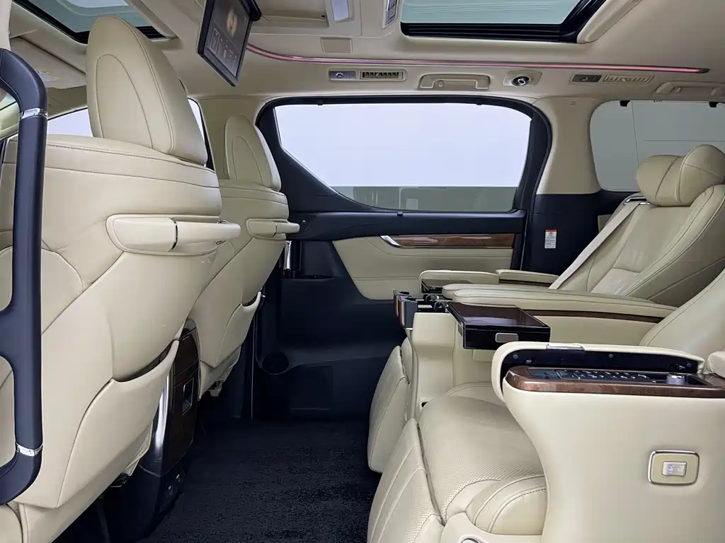 Toyota Alphard — миниатюра 8