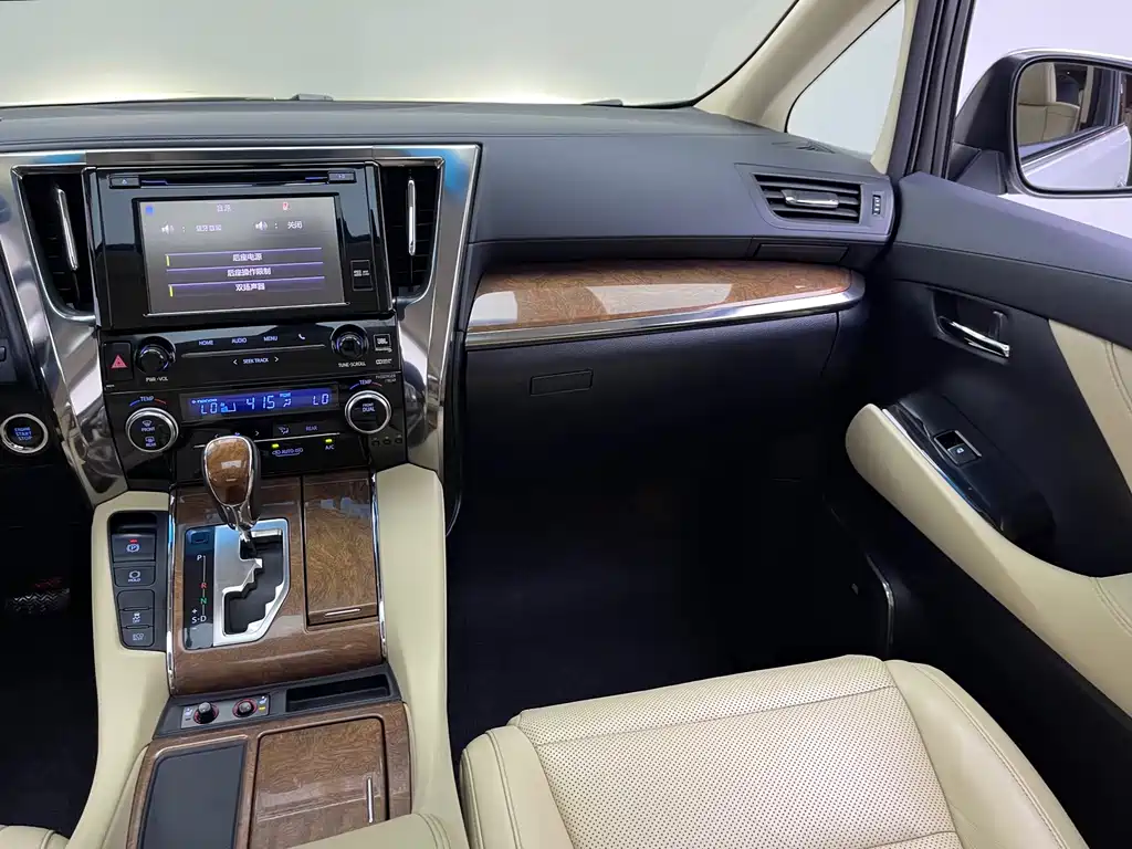 Toyota Alphard — миниатюра 5
