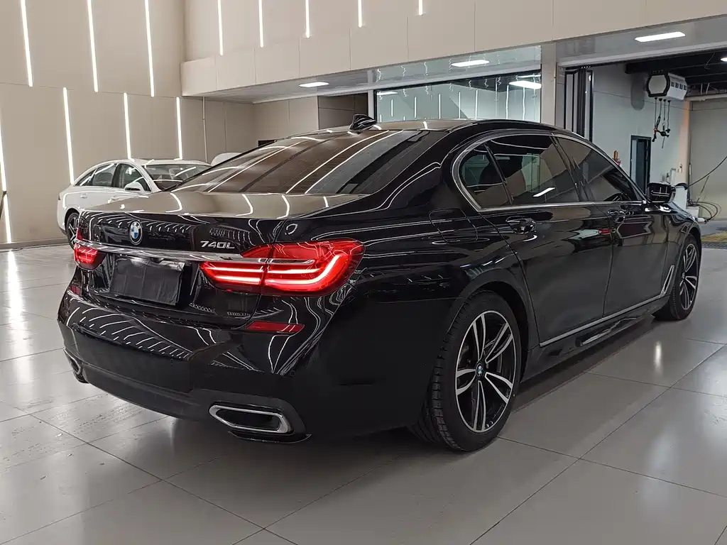 BMW 7 Series — миниатюра 3