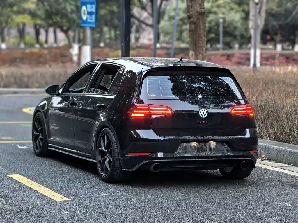 VOLKSWAGEN GOLF GTI