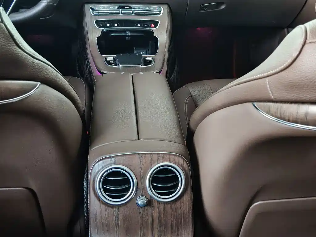 Mercedes-Benz E-Class — миниатюра 11