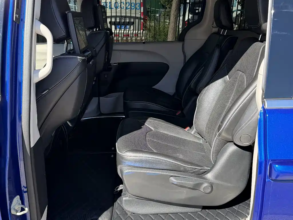 Chrysler Grand Voyager (Import) — миниатюра 15