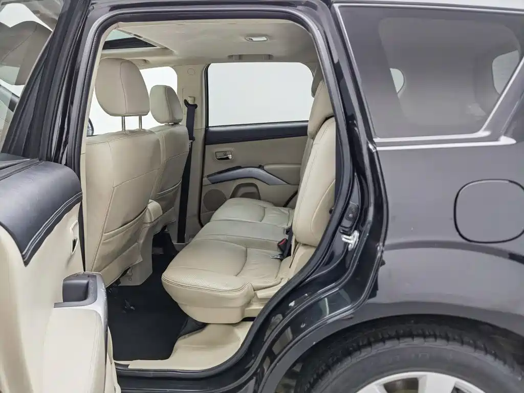 Mitsubishi Outlander (Import) — миниатюра 15