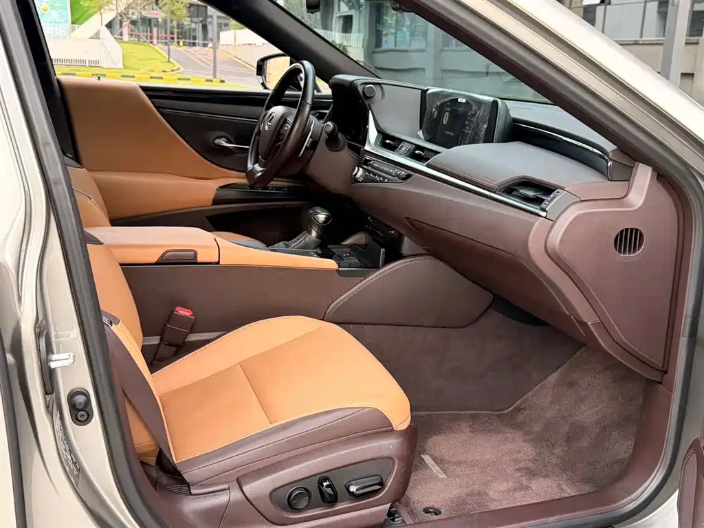 Lexus ES 2021 200