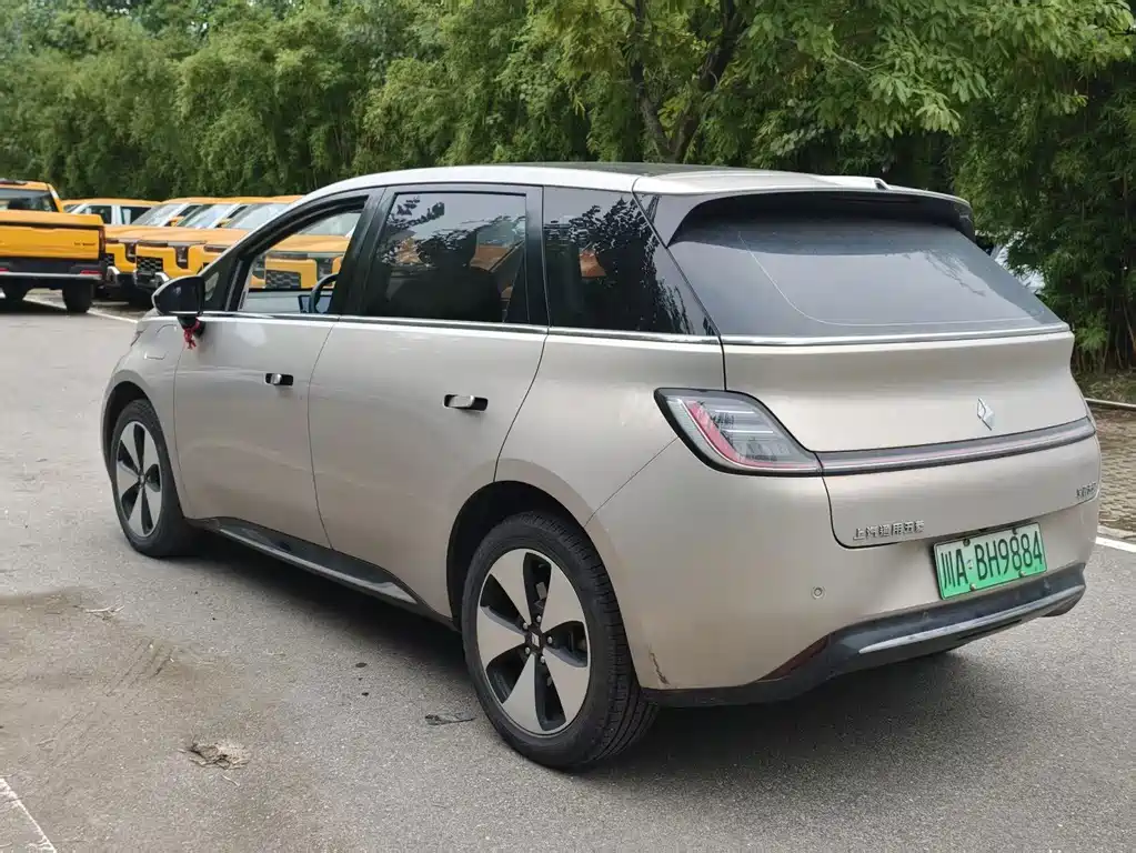 Baojun Yunduo — миниатюра 6
