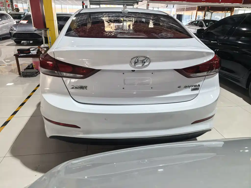 Hyundai Elantra — миниатюра 6