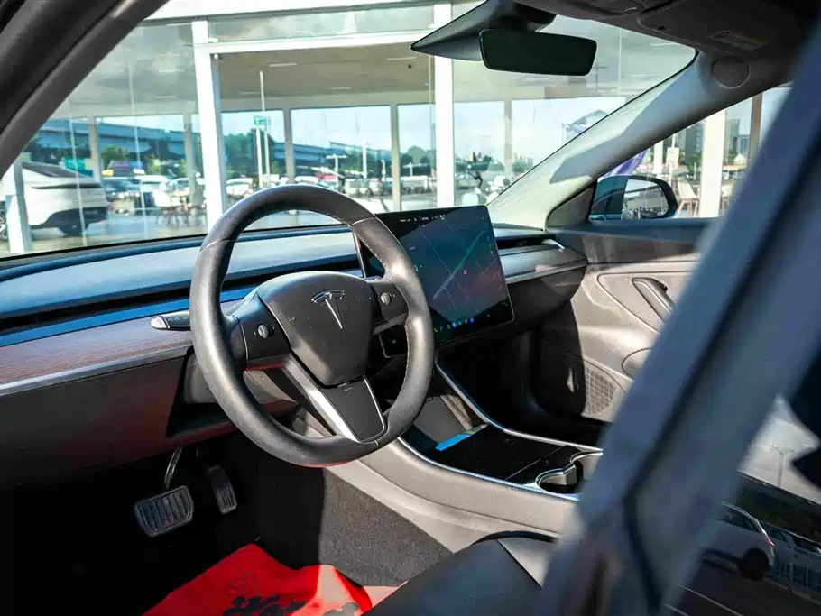 Tesla Model 3 — миниатюра 10