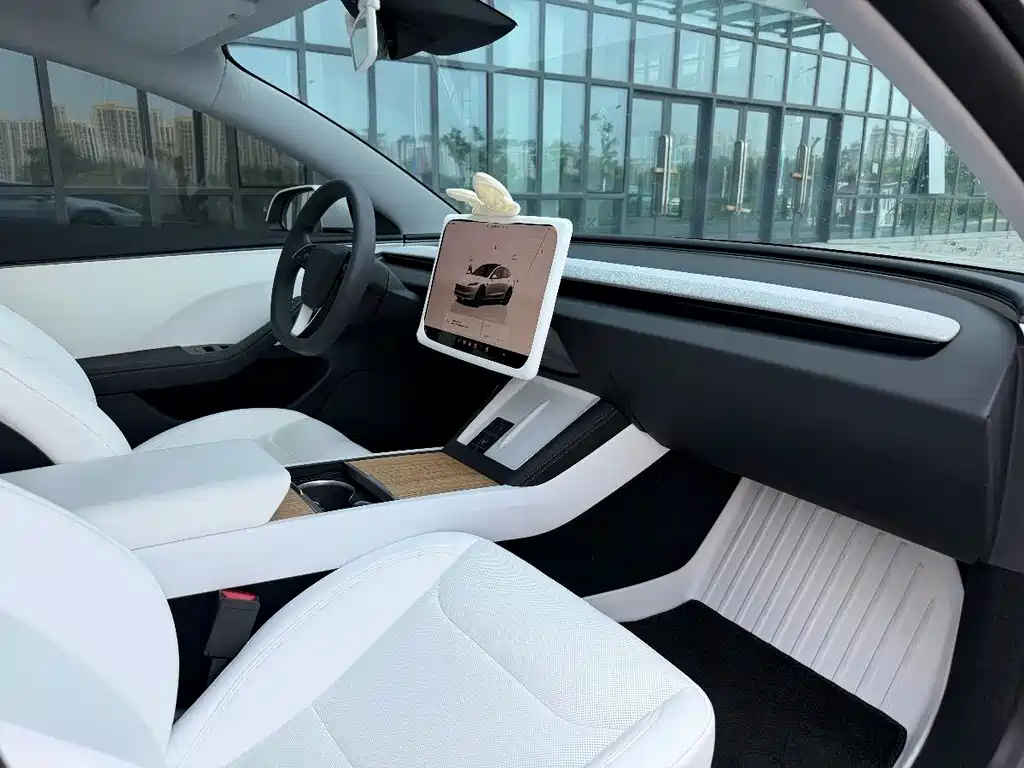 Tesla Model 3 — миниатюра 10