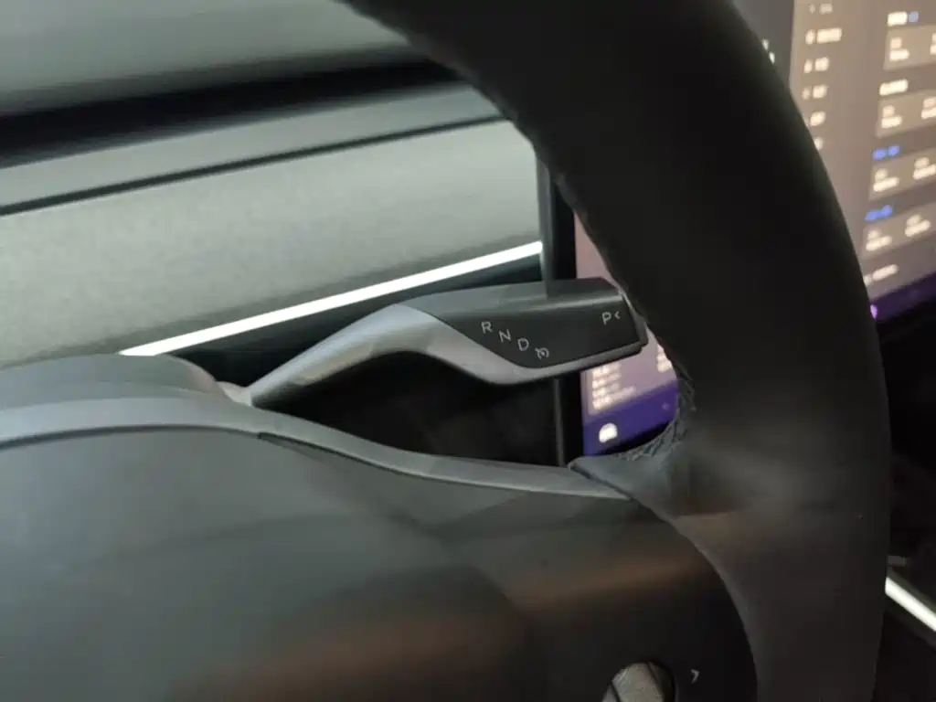 Tesla Model Y — миниатюра 10