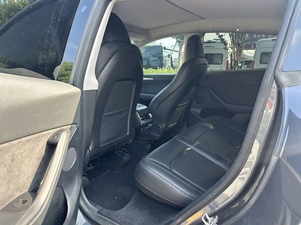 Tesla Model Y — миниатюра 9