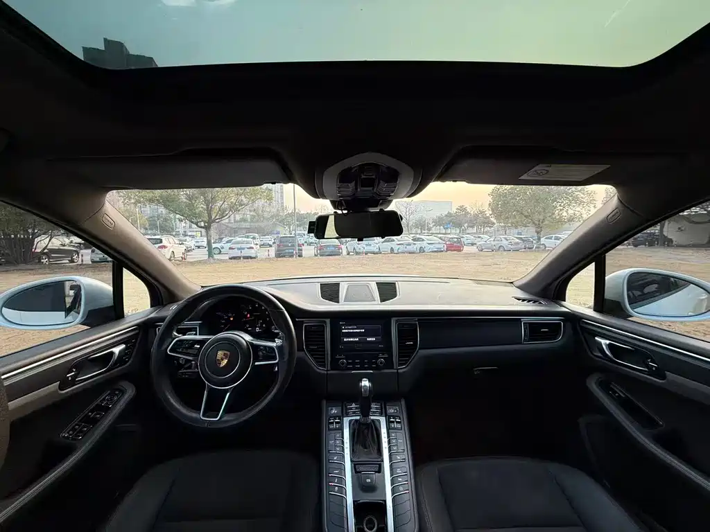 PORSCHE MACAN
