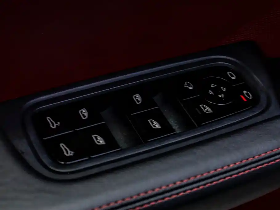 Porsche Cayenne — миниатюра 12