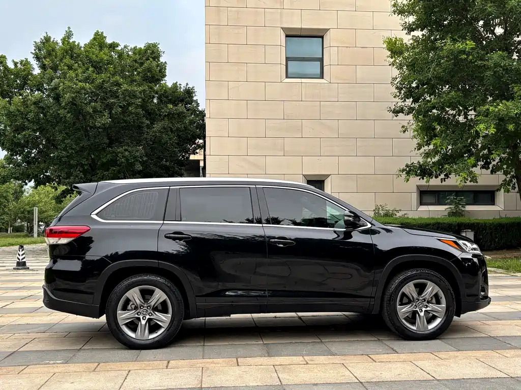 Toyota Highlander 2021 2.0T Luxury 7 мест