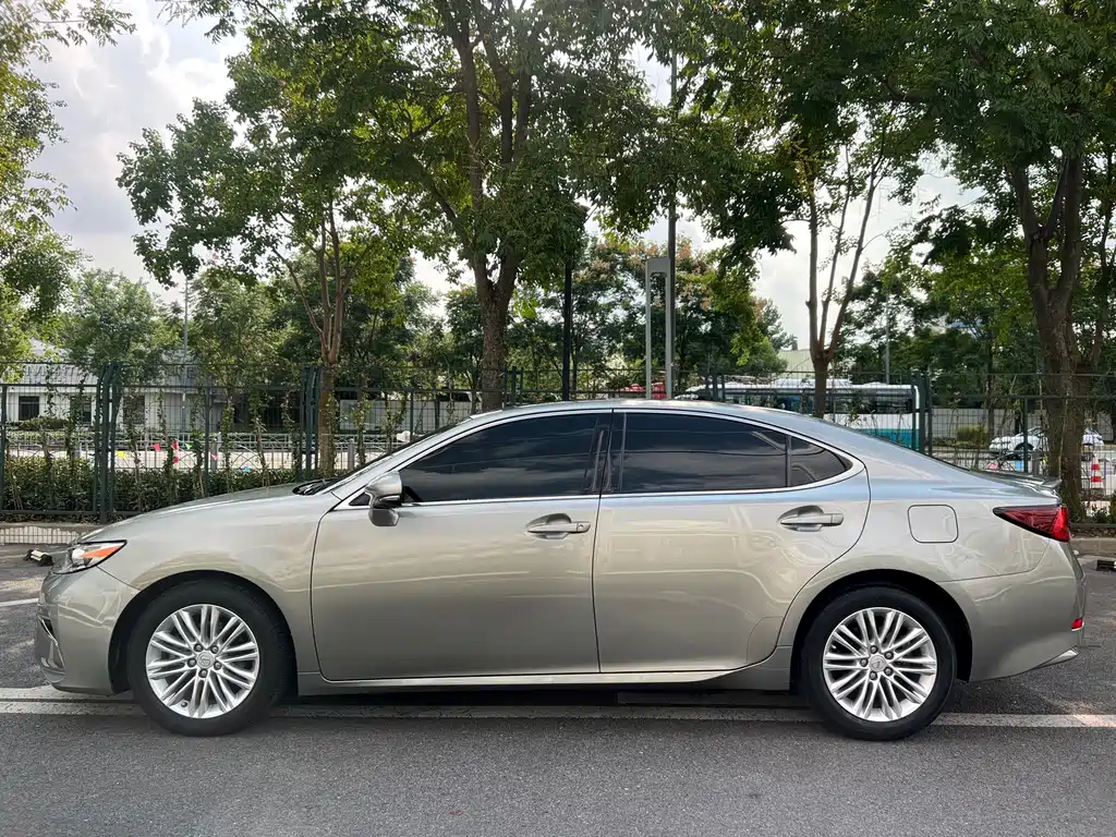Lexus ES — миниатюра 7