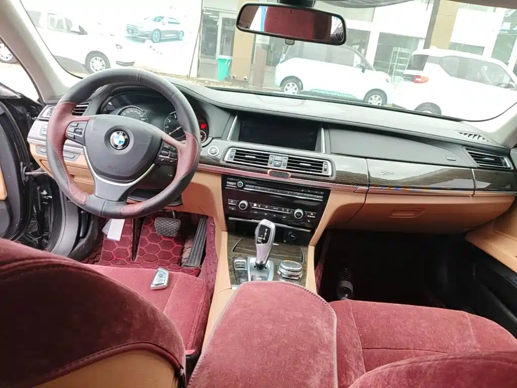 BMW 7 Series — миниатюра 10