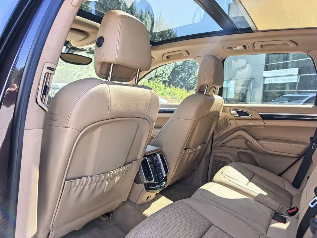 Porsche Cayenne — миниатюра 7
