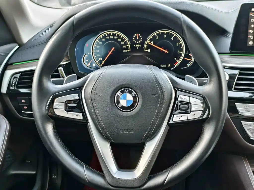 BMW 5 Series — миниатюра 9