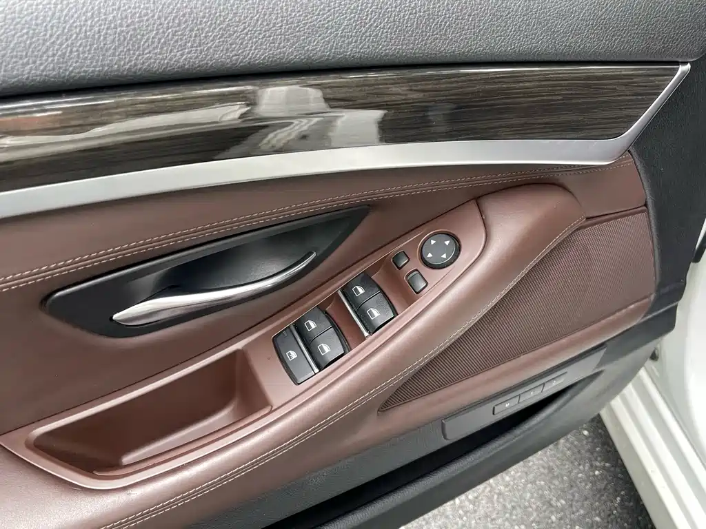 BMW 5 Series — миниатюра 6
