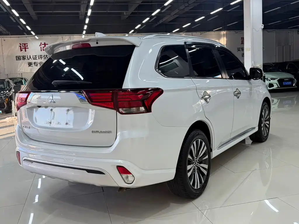 Mitsubishi Outlander — миниатюра 6