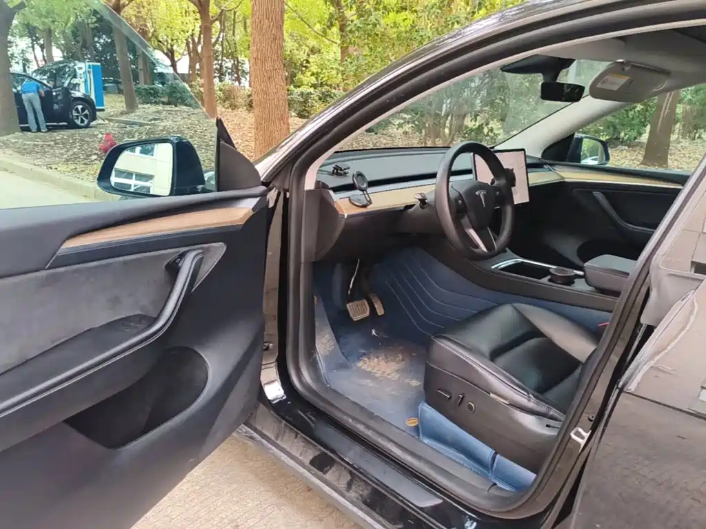 Tesla Model Y — миниатюра 16