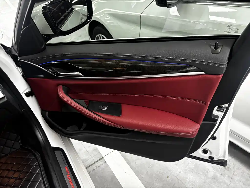 BMW 5 Series — миниатюра 12