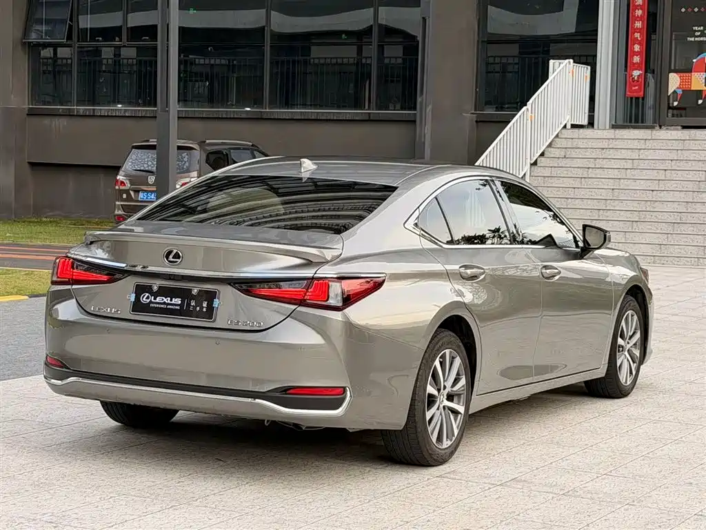 Lexus ES 2021 200