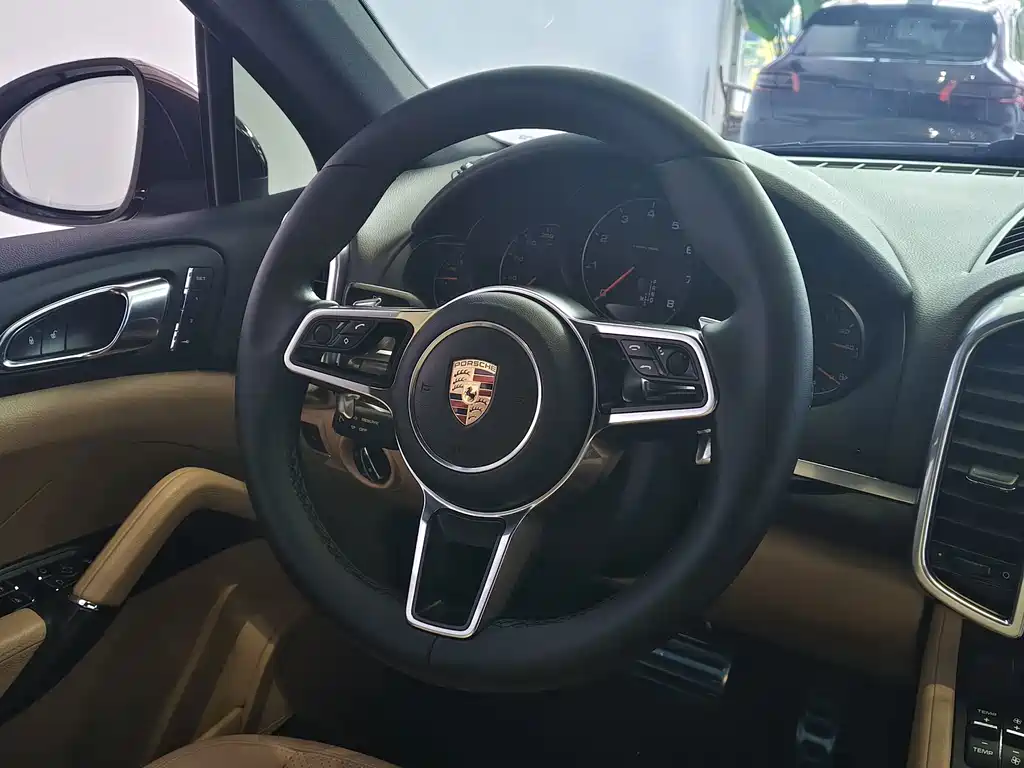 Porsche Cayenne — миниатюра 5