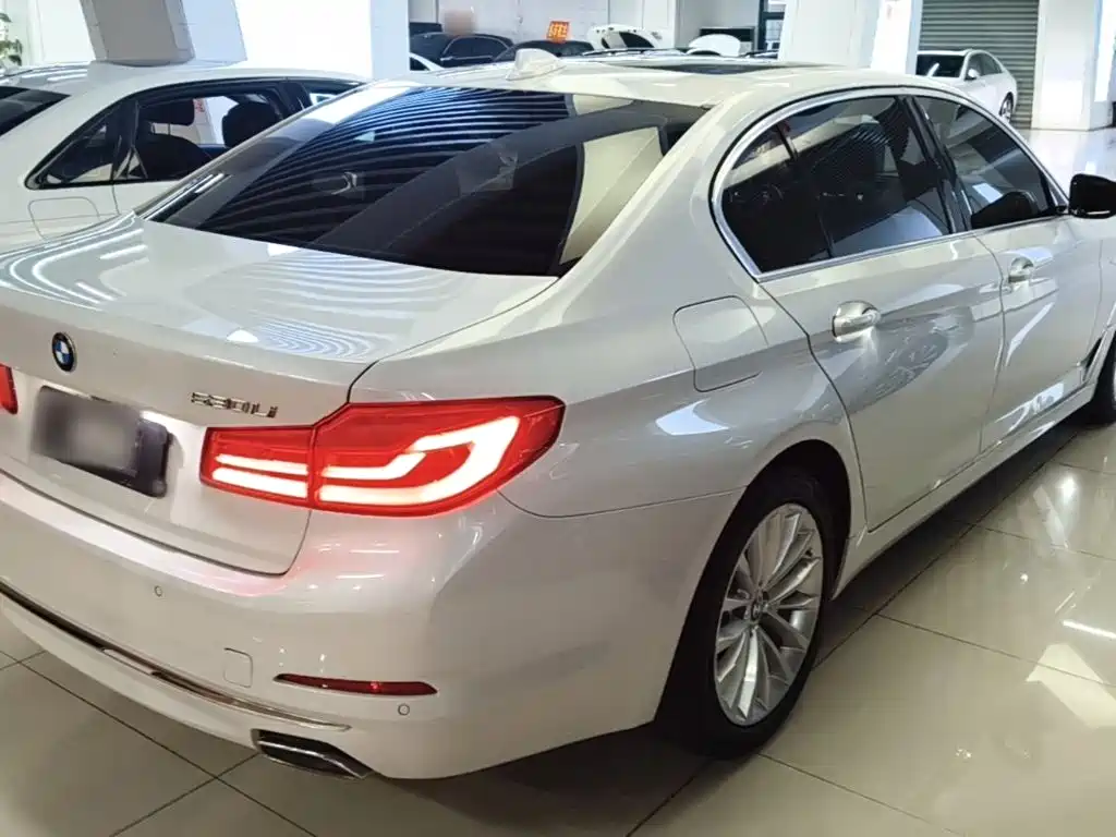 BMW 5 Series — миниатюра 7