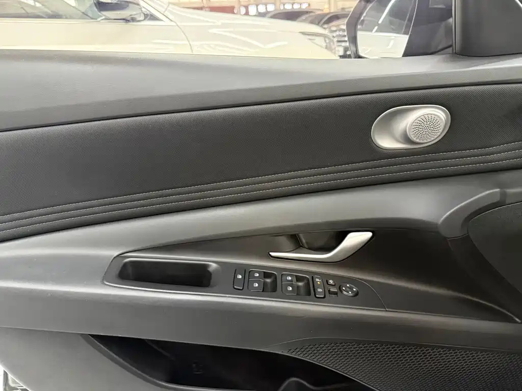 Hyundai Elantra — миниатюра 17