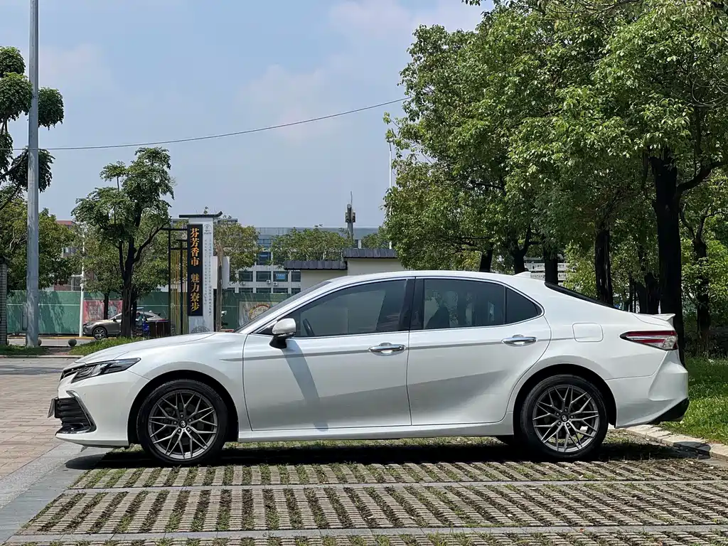 Toyota Camry — миниатюра 5