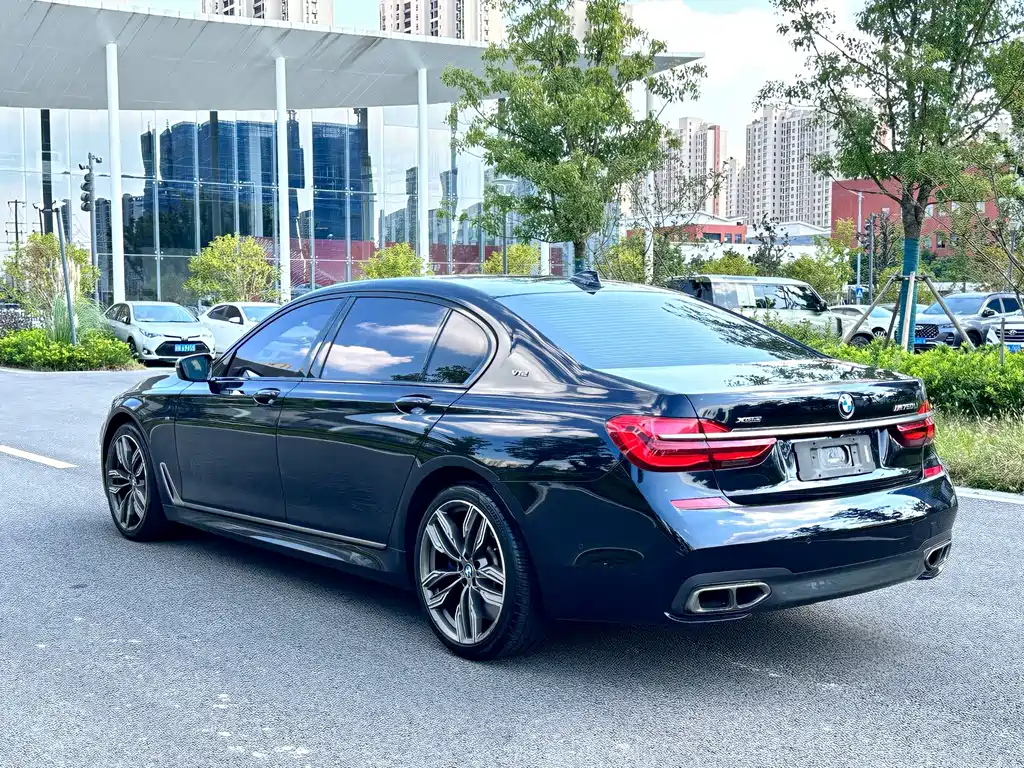 BMW 7 Series — миниатюра 4
