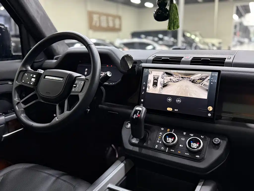 Land Rover Defender — миниатюра 12