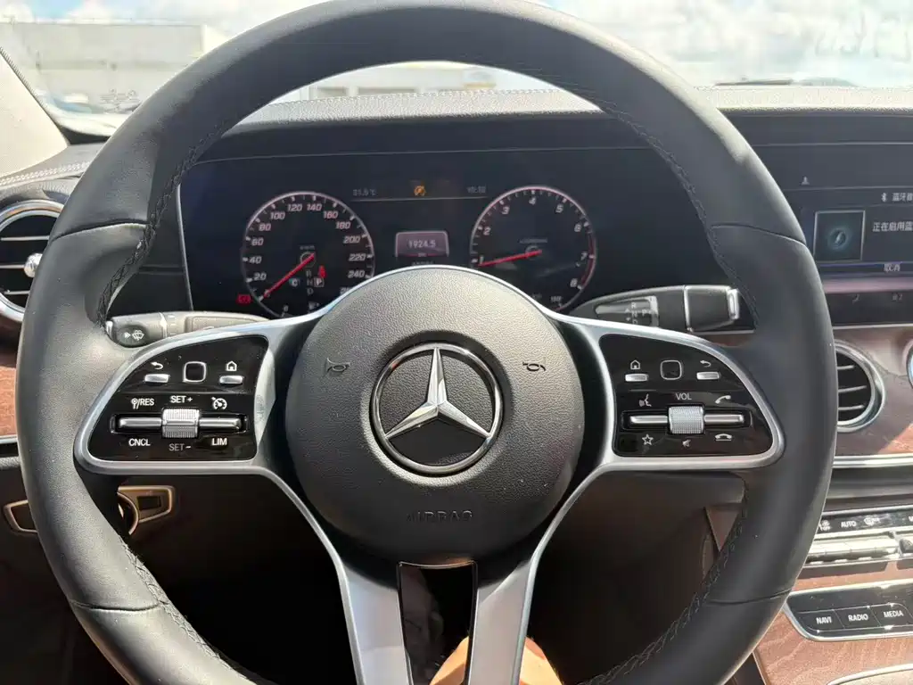 Mercedes-Benz E-Class — миниатюра 13