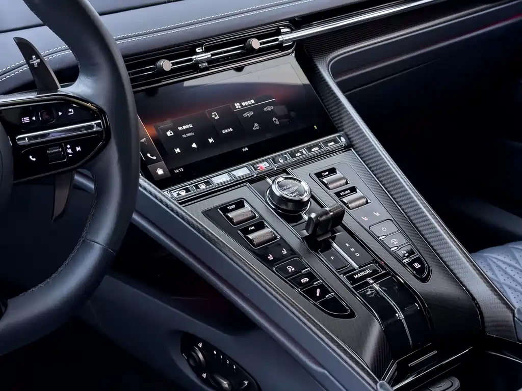 Aston Martin DB12 — миниатюра 27