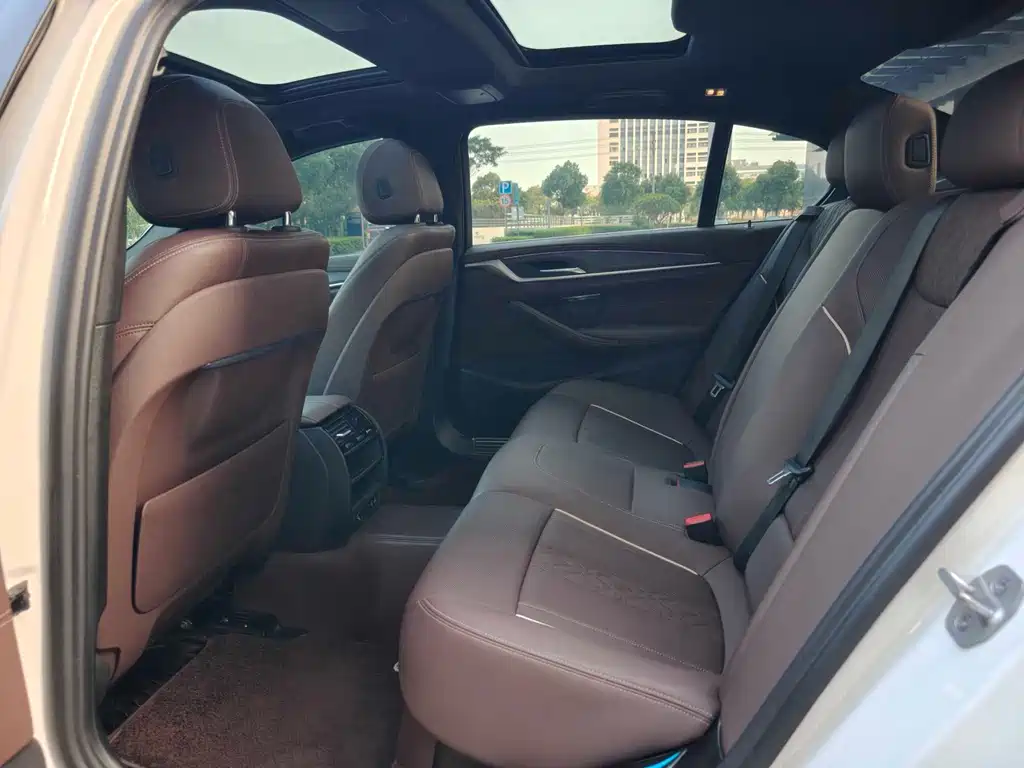 BMW 5 Series New Energy — миниатюра 7
