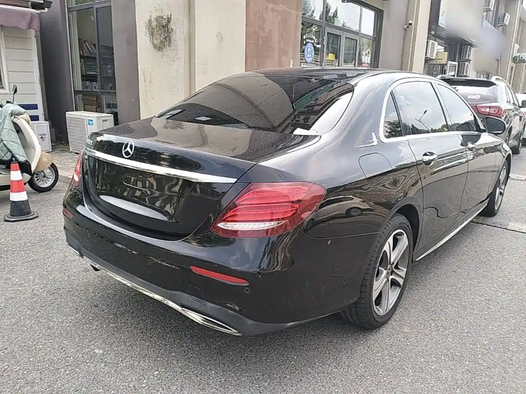 Mercedes-Benz E-Class — миниатюра 7